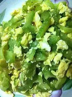 Scrambled eggs with cold melon