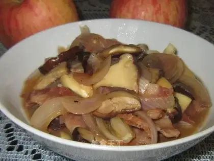 stir-fried bacon with mushrooms and onions