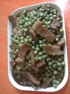 Boiled pork slices with peas