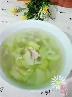 Green gourd shrimp skin and meat slices soup