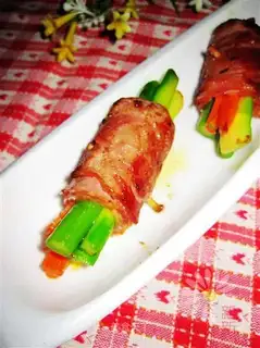 Bacon and asparagus roll