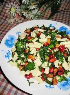 stir-fried peanuts with dried beans and cilantro