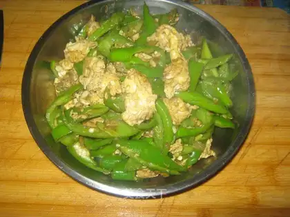 Scrambled eggs with green pepper