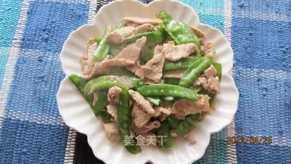 Sliced pork slices with peas