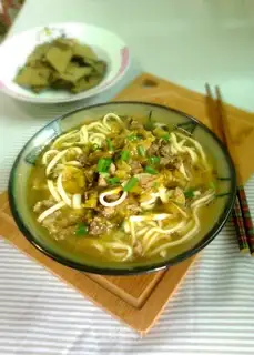 Chinese sauerkraut beef noodles