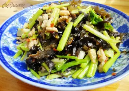 Fried shredded pork with celery and fungus
