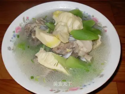 Bamboo shoots and lettuce bone soup