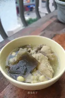 Kelp, soybean and dragon bone soup