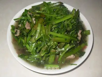 Stir fried pork slices with water celery
