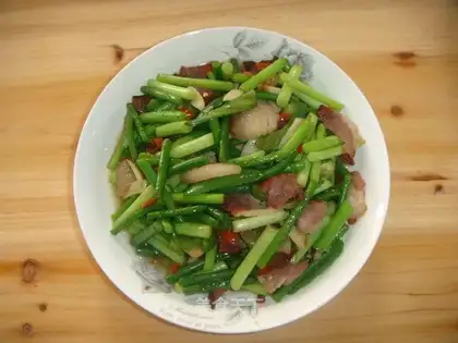 stir-fried bacon with garlic moss