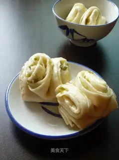 Scallion scented roll