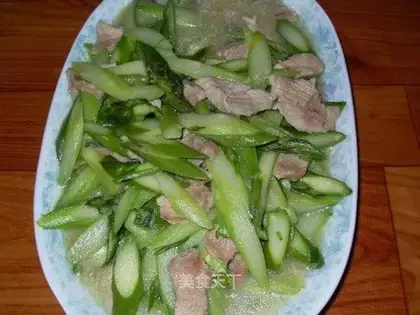 Sauteed pork slices with asparagus