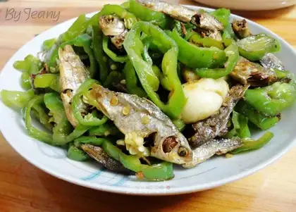 Fried fish roasted with chili rings