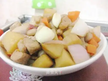 Roasted pork with potatoes and peanuts