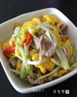 Fried lean meat with eggs and leeks