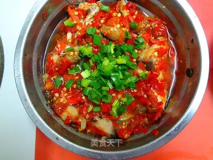 Steamed fish pieces with chopped pepper