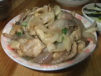 Stir fried pork slices with onions and mushrooms