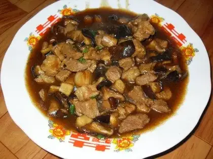 Oil guzzling mushrooms and diced pork