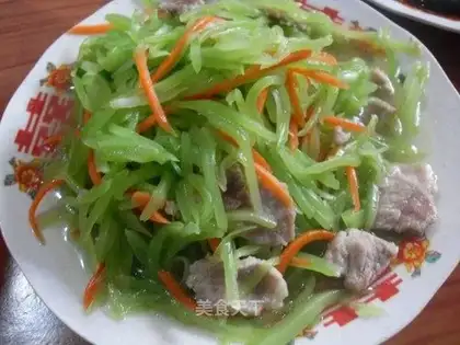 Fried sliced meat with lettuce and shredded radish