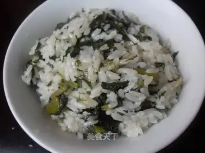 Vegetable rice with lettuce leaves