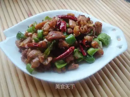 Spicy diced chicken with green pepper