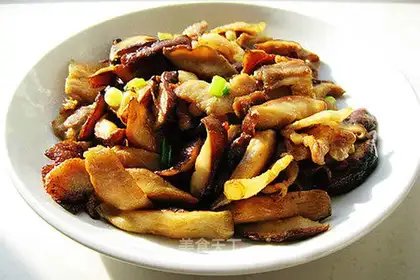 stir-fried mushrooms with pork belly