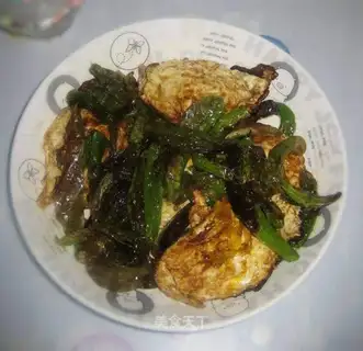 stir-fried poached eggs with chili peppers