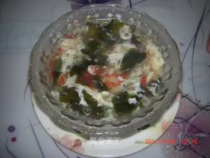 Spirulina, tomato and egg soup