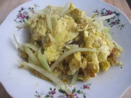 Scrambled eggs with onions