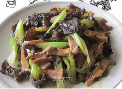 stir-fried celery with mushrooms and fungus