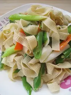 stir-fried thousands of slices of green garlic