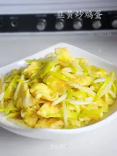 Scrambled eggs with leek
