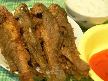 Crispy fried small yellow croaker