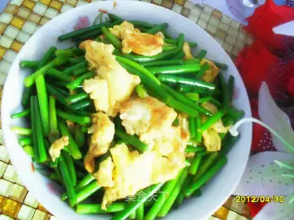 Scrambled eggs with garlic moss