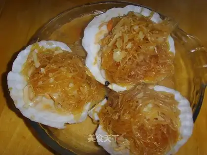 Steamed scallops with garlic and vermicelli