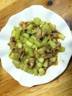 stir-fried cucumber with chicken legs
