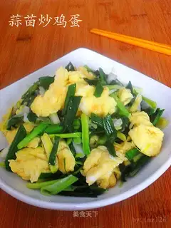 Scrambled eggs with garlic sprouts