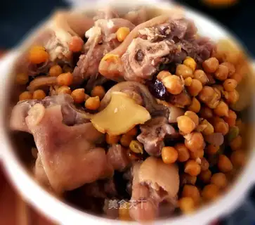 Stewed pig's feet with chickpeas