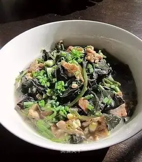 Shredded pork and soup with purple back vegetables