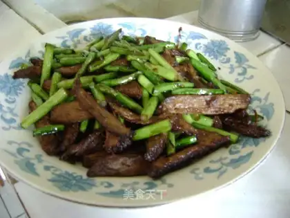 stir-fried beef with garlic sprouts