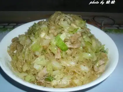 stir-fried rice noodles with cabbage and diced pork