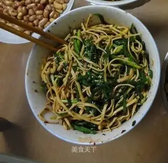 Cold tofu skin and leeks