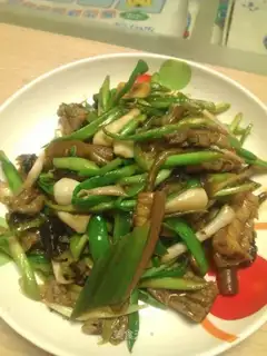 stir-fried garlic sprouts with eel