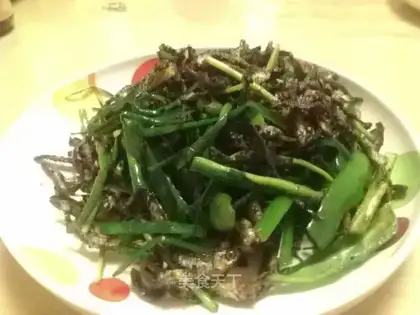 Dry stir-fry small fish