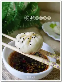 Fried buns with leek and egg