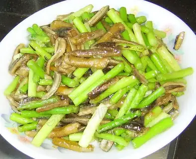 stir-fried shredded eel with garlic sprouts