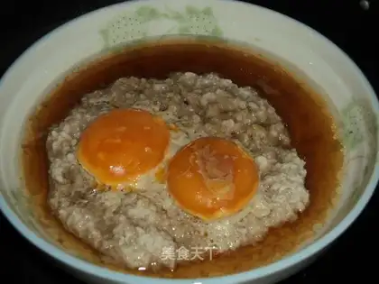 Steamed meat pie with golden egg