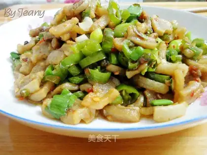 stir-fried pepper and garlic with oil residue
