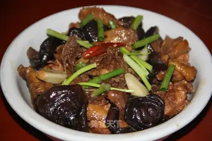 Braised chicken with mushroom