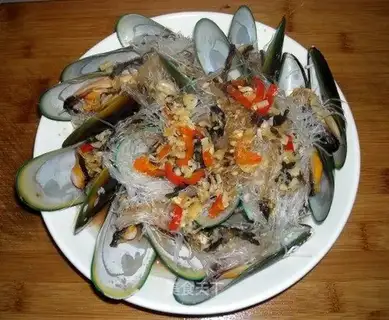 Steamed green mouth with vermicelli and garlic